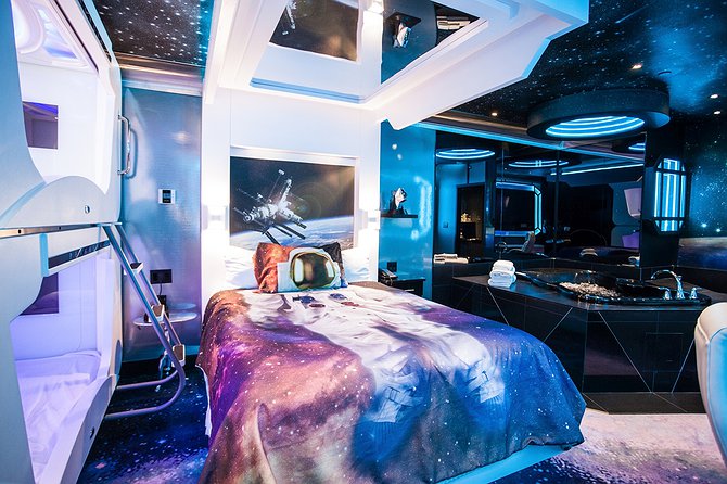 Fantasyland Hotel Space Suite - Futuristic Room