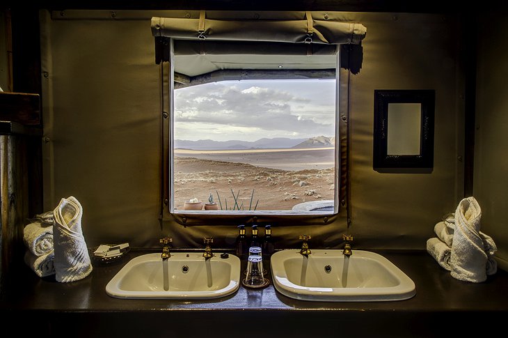 Wolwedans Dunes Lodge bathroom with view on the wilderness