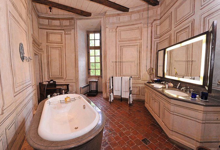 Chateau de Bagnols bathroom