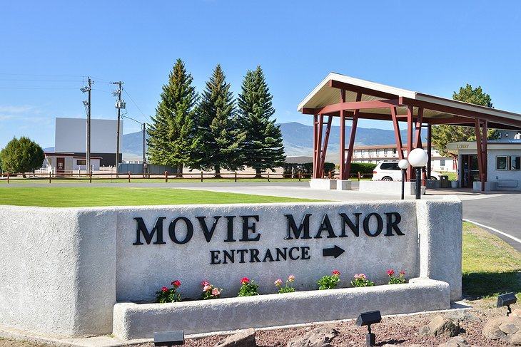 Best Western Movie Manor Roadside Sign