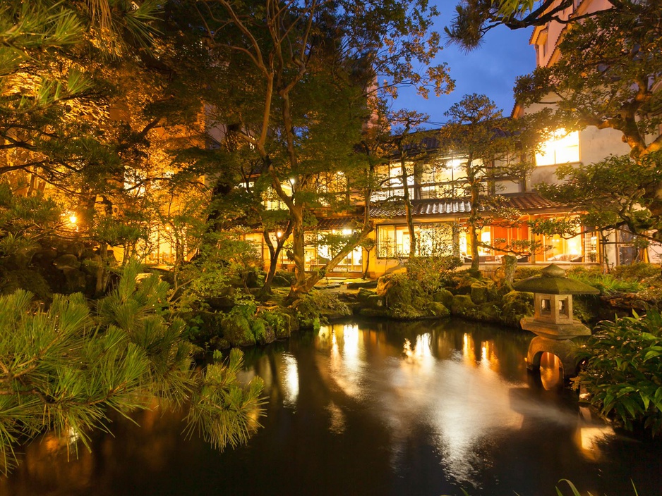 Hoshi Ryokan garden and lake