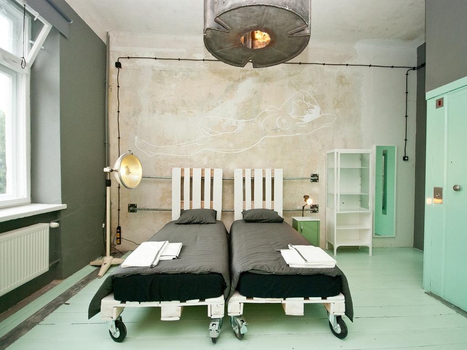 LoftHotel Sen Pszczoły hospital themed bedroom