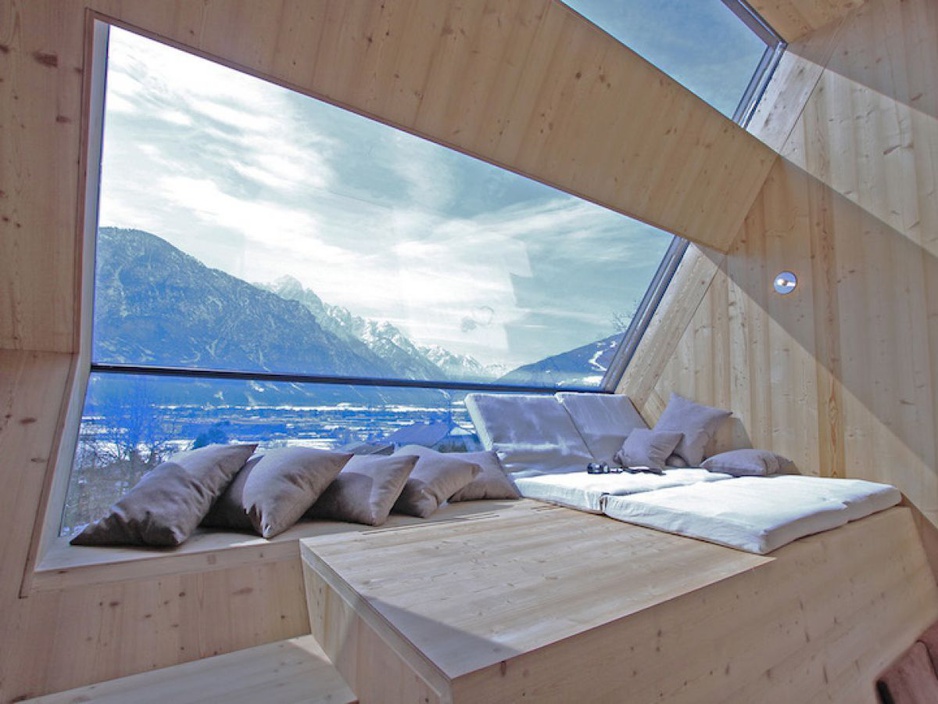 Ufogel living room with large glass windows and a place to chill