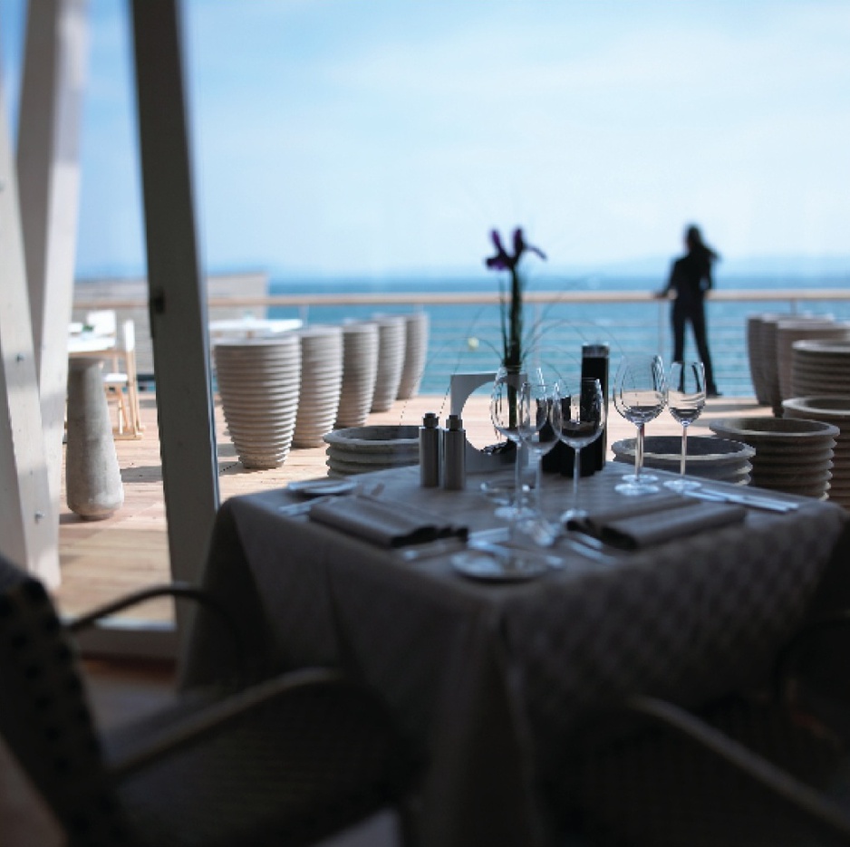 Hotel Palafitte table with view on the lake