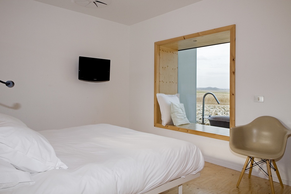 Hotel Aire de Bardenas room with large window