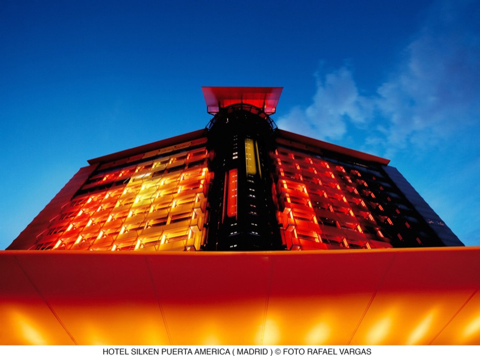 Hotel Silken Puerta América Madrid building from the bottom