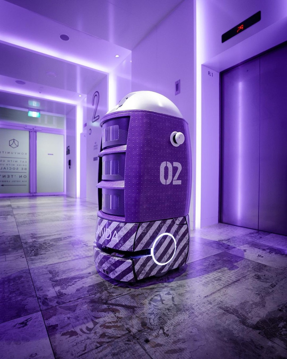 Yotel YO2D2 Robot