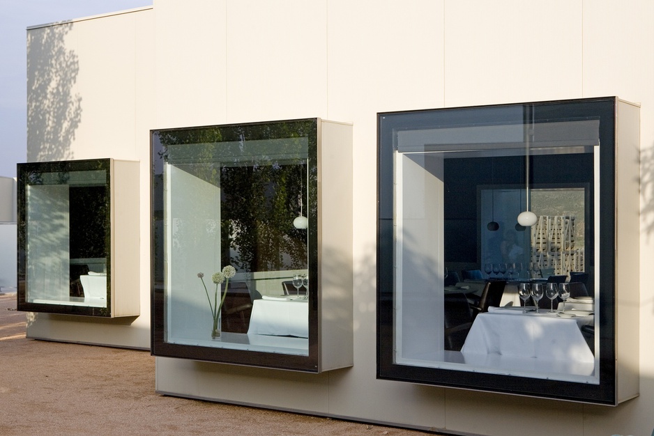 Hotel Aire de Bardenas restaurant through the windows