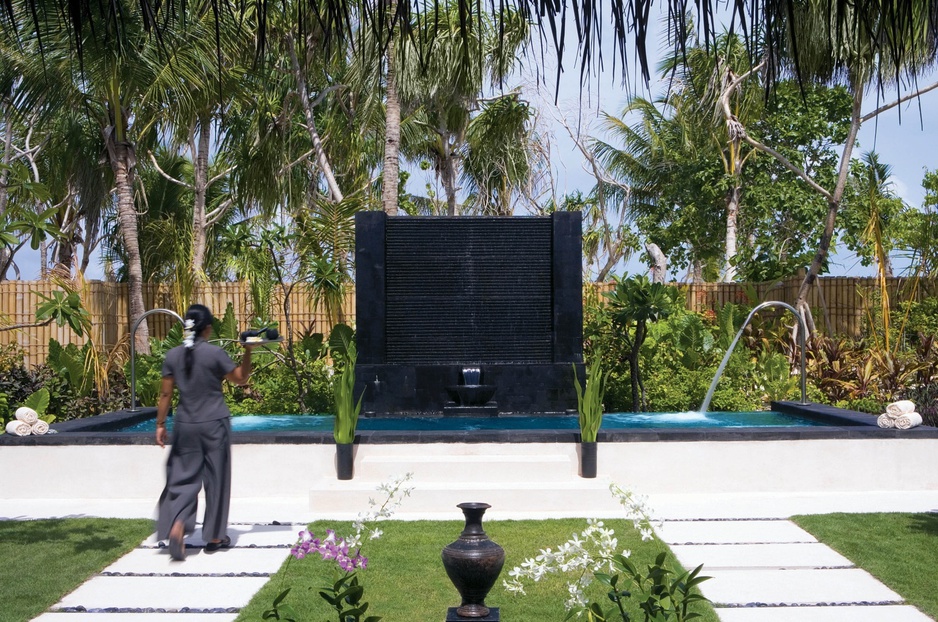 Reethi Rah spa pool