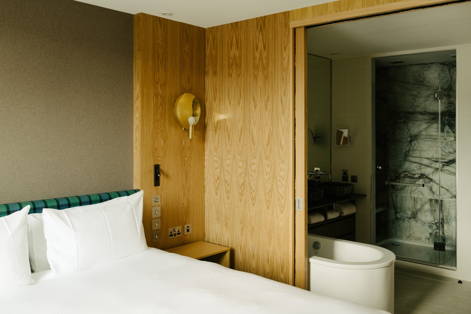 Market Street Hotel Self-Standing Bathtub