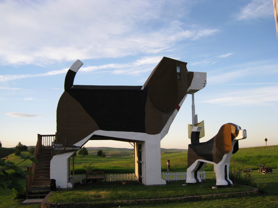 Dog Bark Park Inn – Dog-Shaped Bed & Breakfast For Dog Lovers