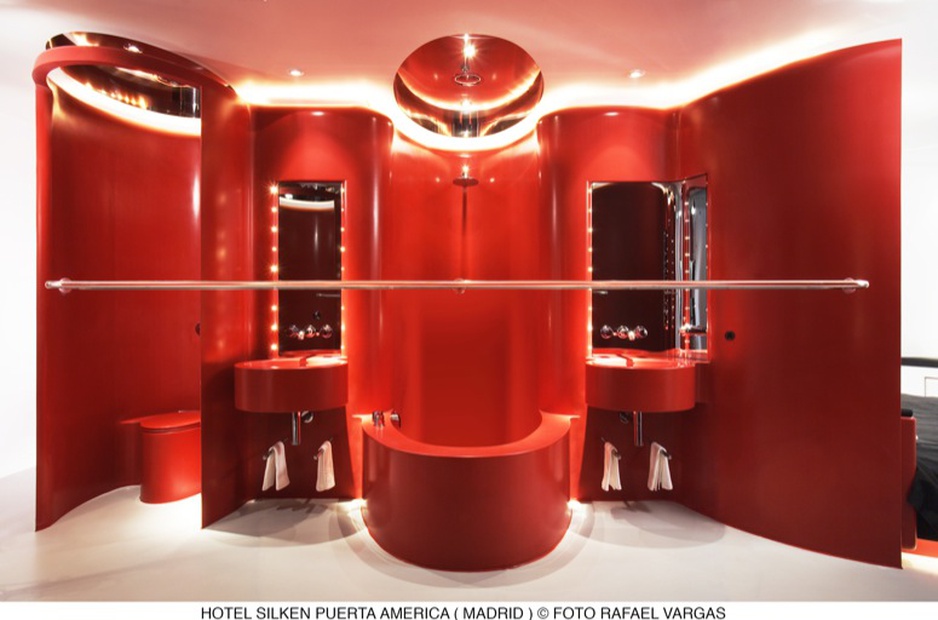 Hotel Silken Puerta América Madrid red bathroom