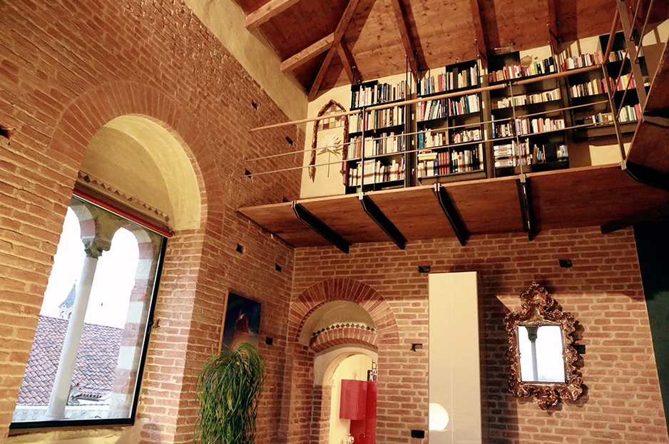 Rotarius gallery bookshelves