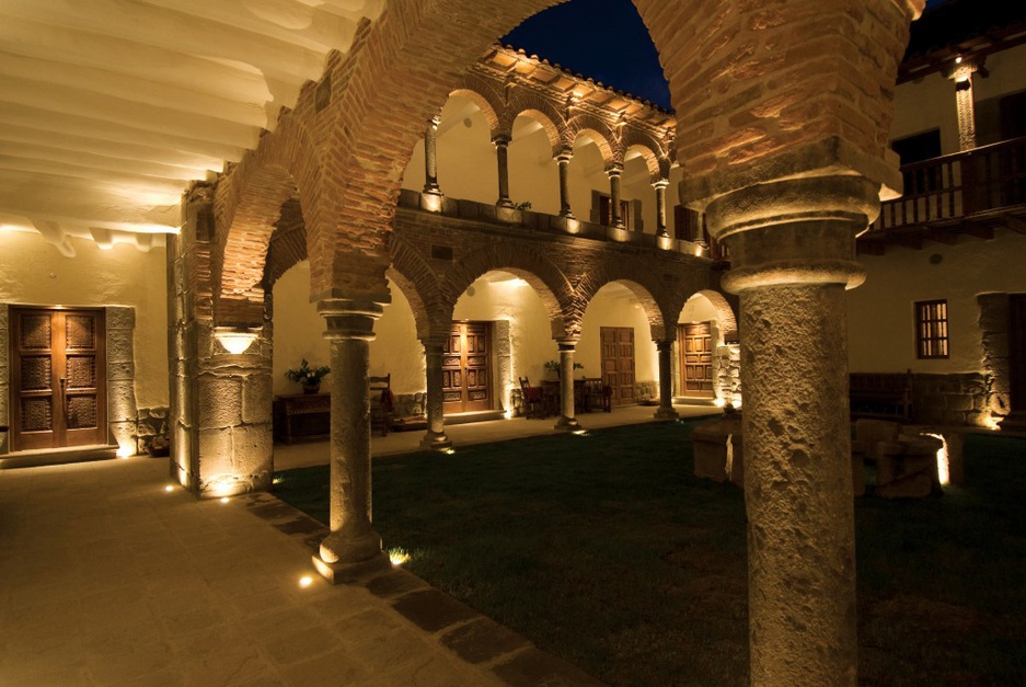 Inkaterra La Casona patio at night