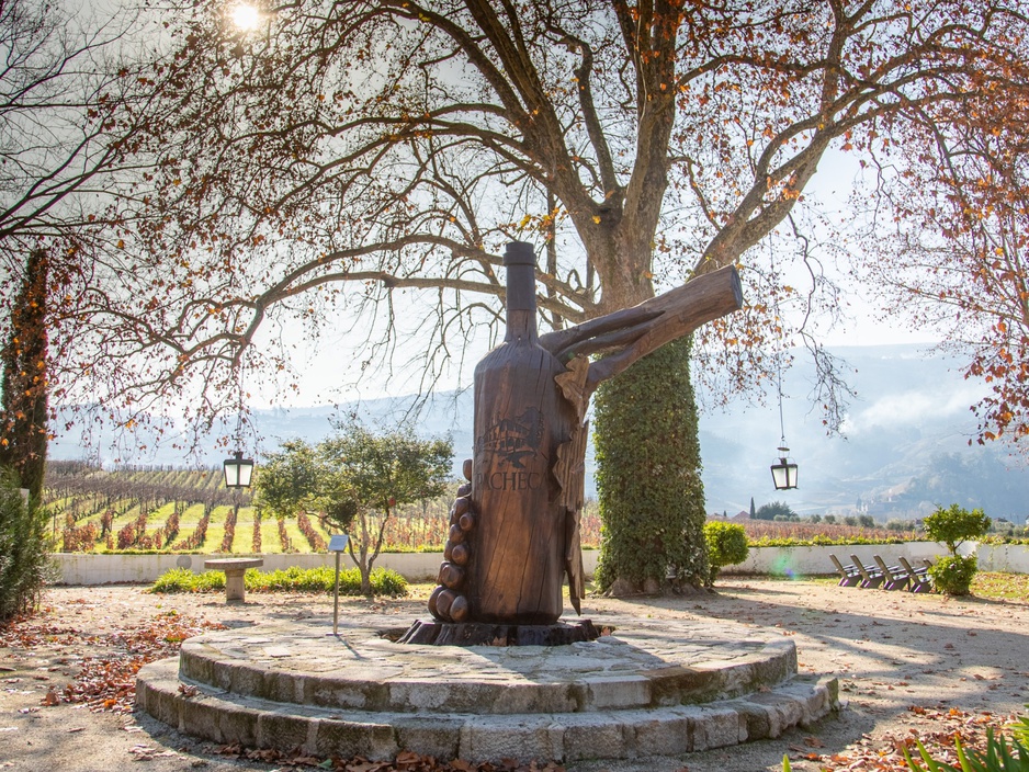 The Wine House Hotel at Quinta da Pacheca Garden Wine Bottle Statue