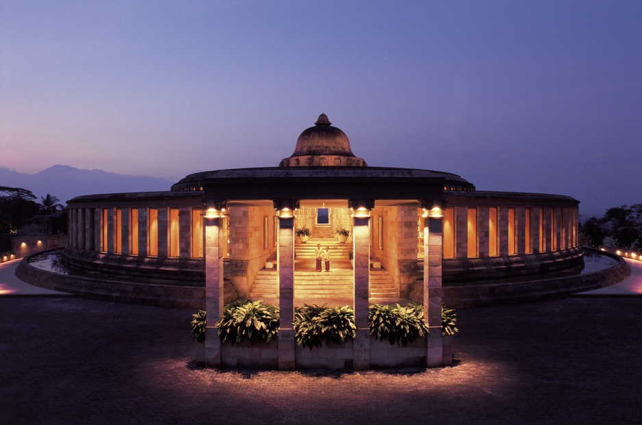 Amanjiwo lobby building at night from the outside