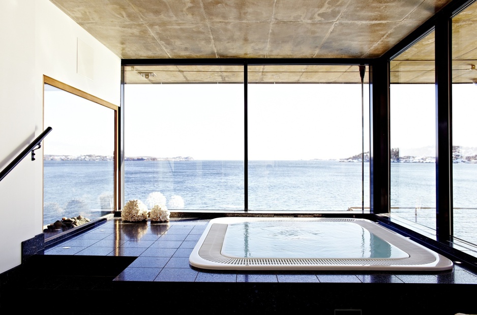 Jacuzzi with sea view