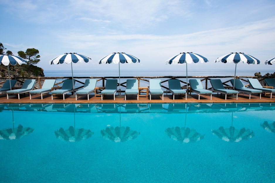 Mezzatorre Hotel White-Blue-Striped Sun Loungers And Sea View