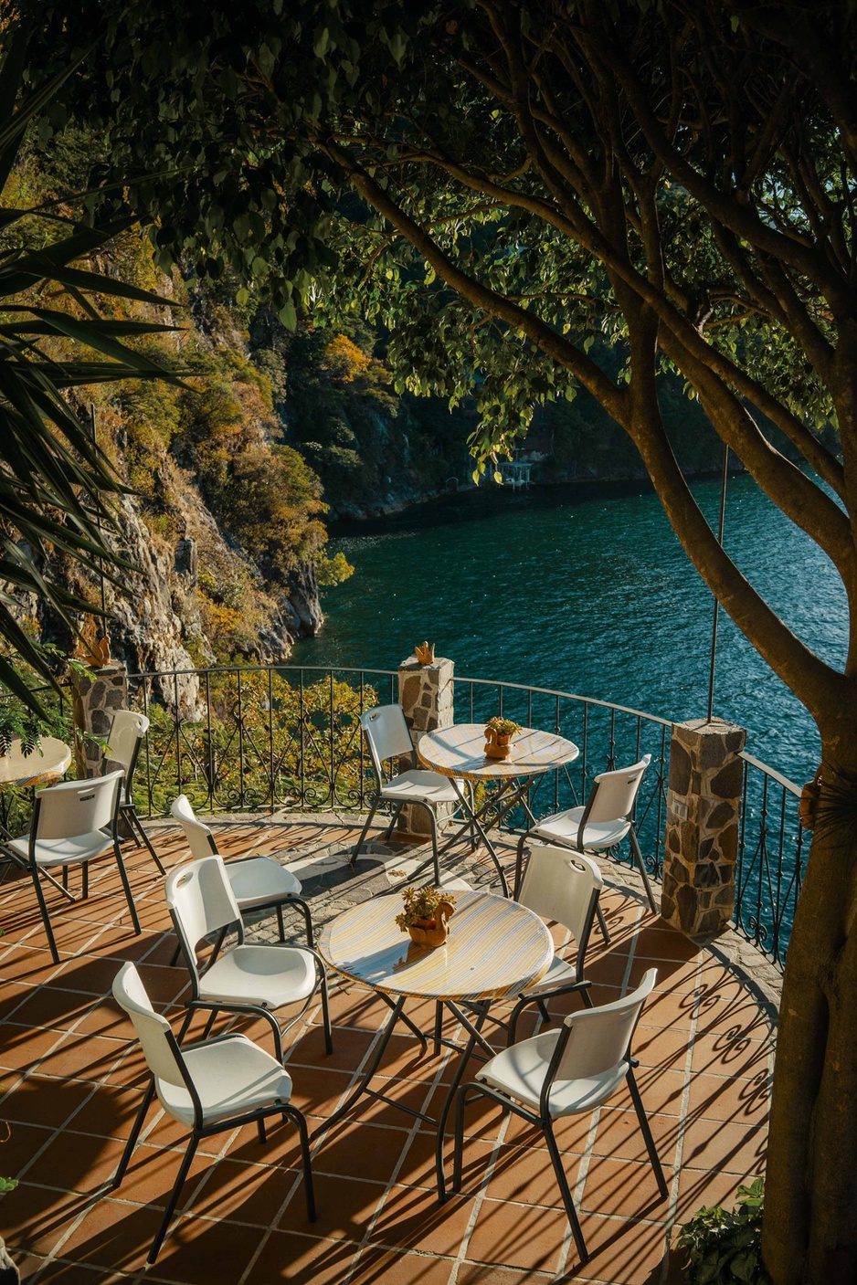 Hotel La Casa del Mundo Garden Terrace Above The Lake