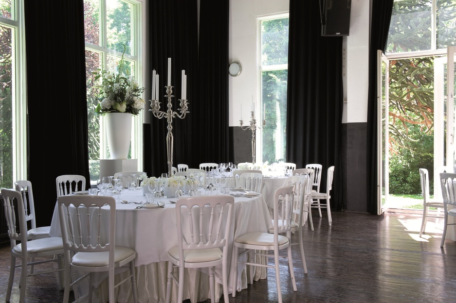 Hotel Arena dining room with windows to the garden