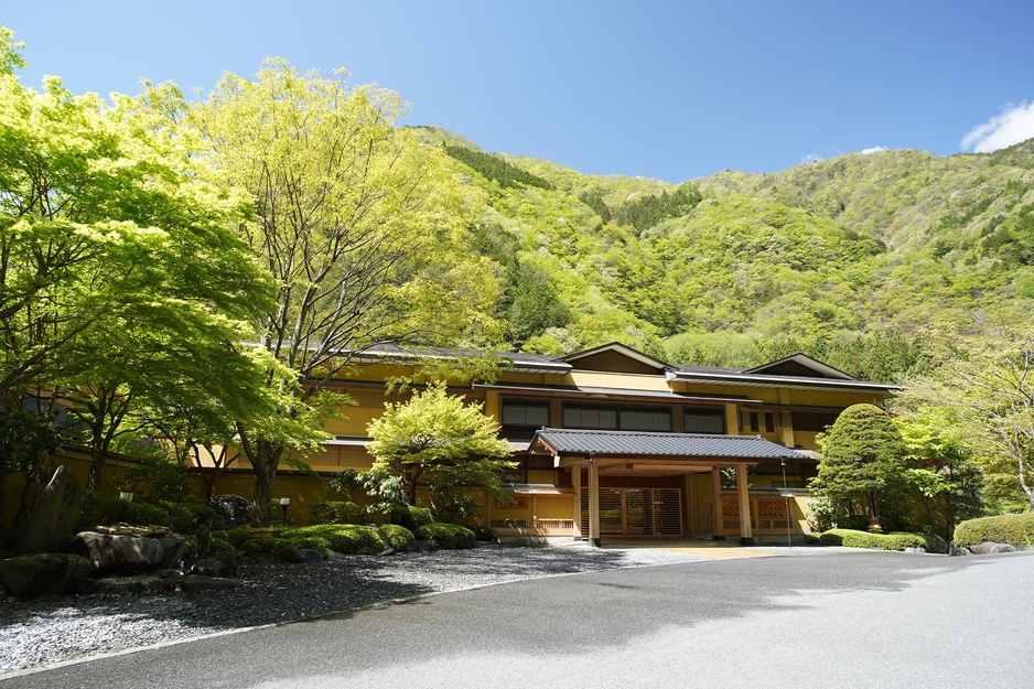 Nishiyama Onsen Keiunkan During Spring