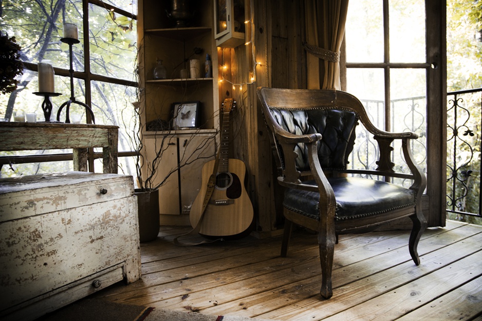 Treehouse living room antiques