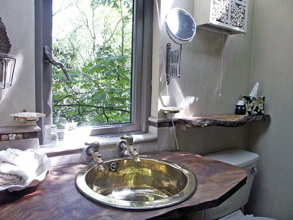 Castle Cottage Treehouse bathroom