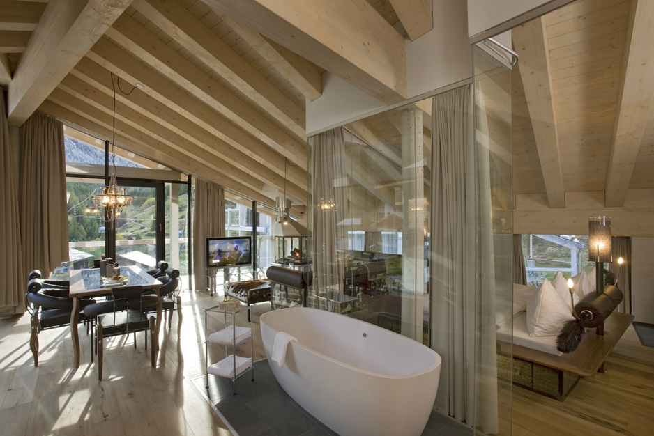 Hotel Matterhorn Focus suite with bath tub in the middle