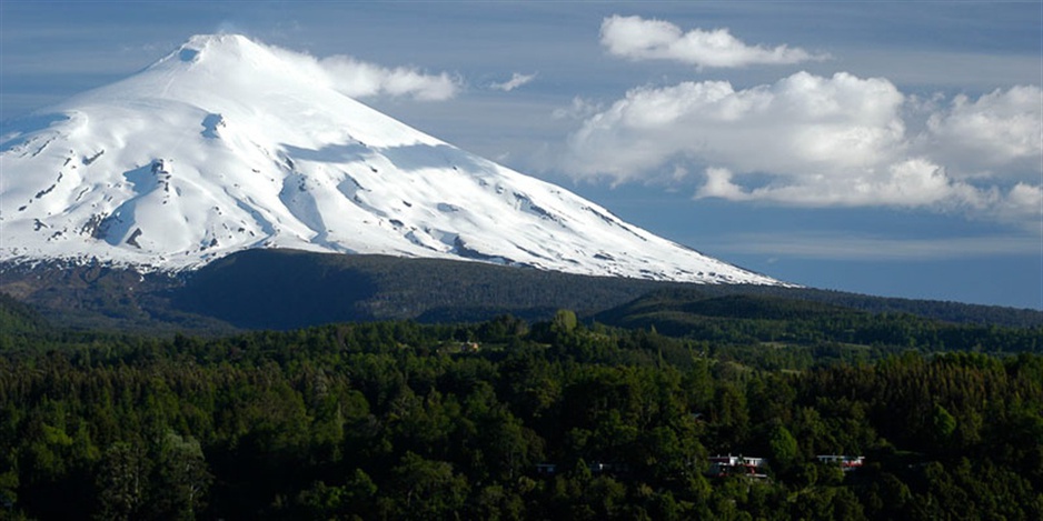 Hotel Antumalal and a volcano in the background