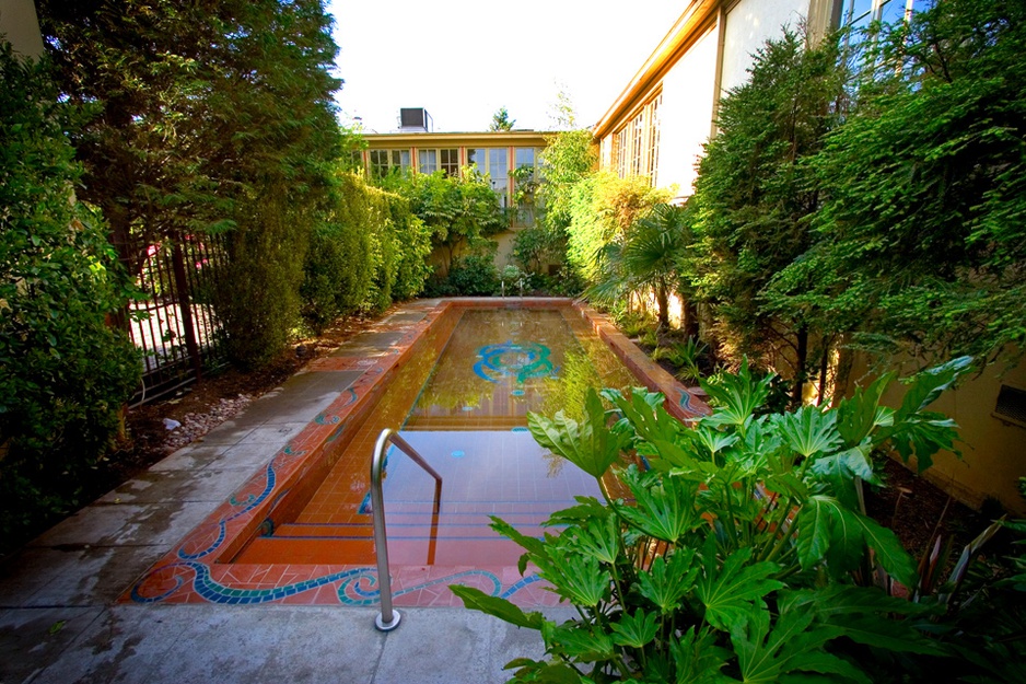 Kennedy School Hotel soaking pool