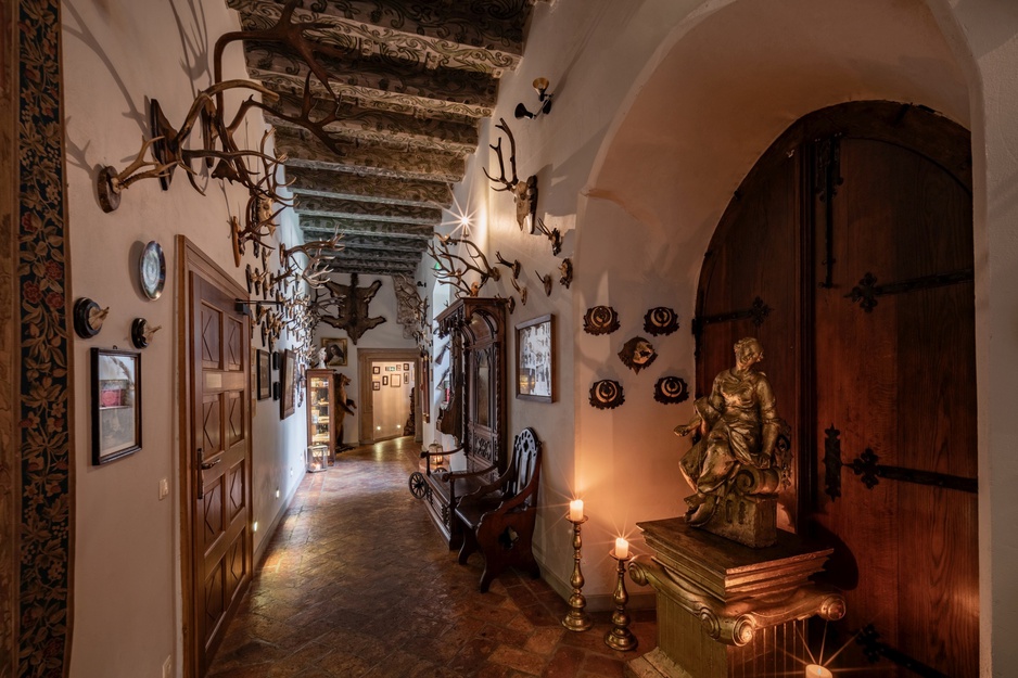 Karpniki Castle Corridor