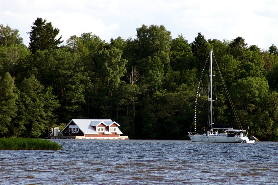 House sank in the water functioning as a hotel, called the Ooops Hotel