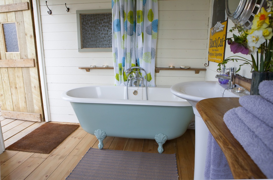 Bathroom with vintage bathtub