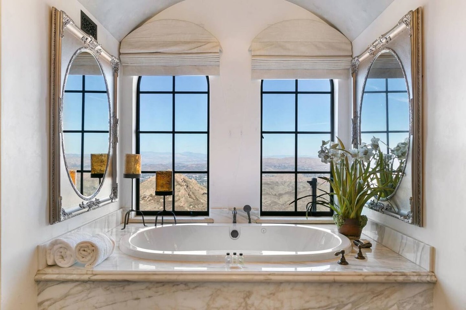 Malibu Rocky Oaks Bathroom