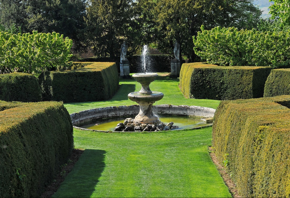 Chateau de Bagnols garden