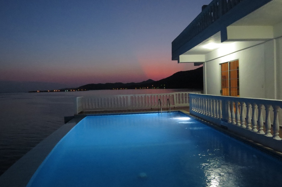 Villa on Dunbar Rock pool sunset