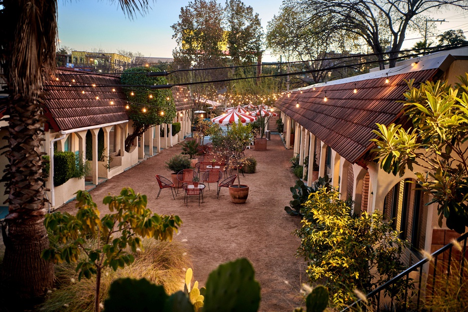 Austin Motel Cozy Courtyard