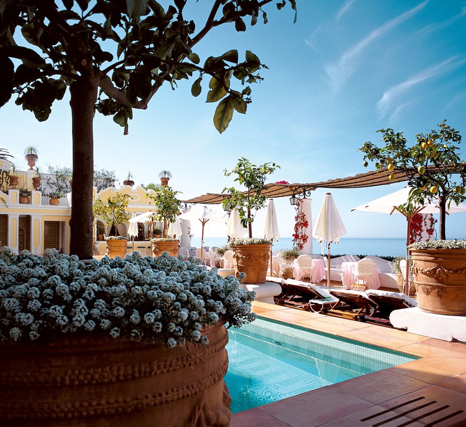 At the swimming pool of Le Sirenuse Hotel