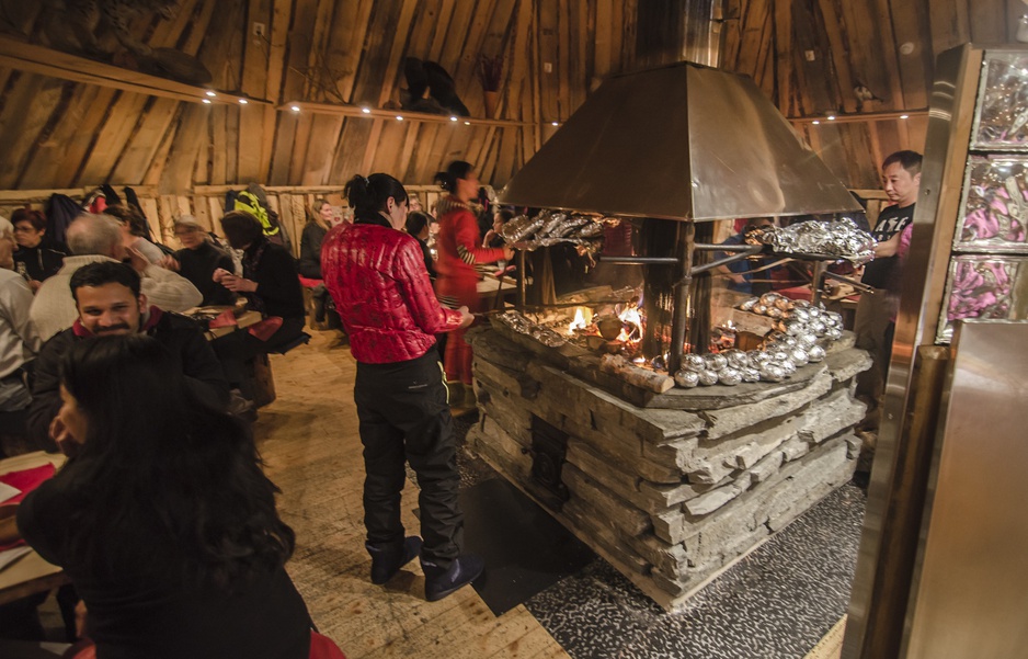 Kirkenes Snowhotel fireplace