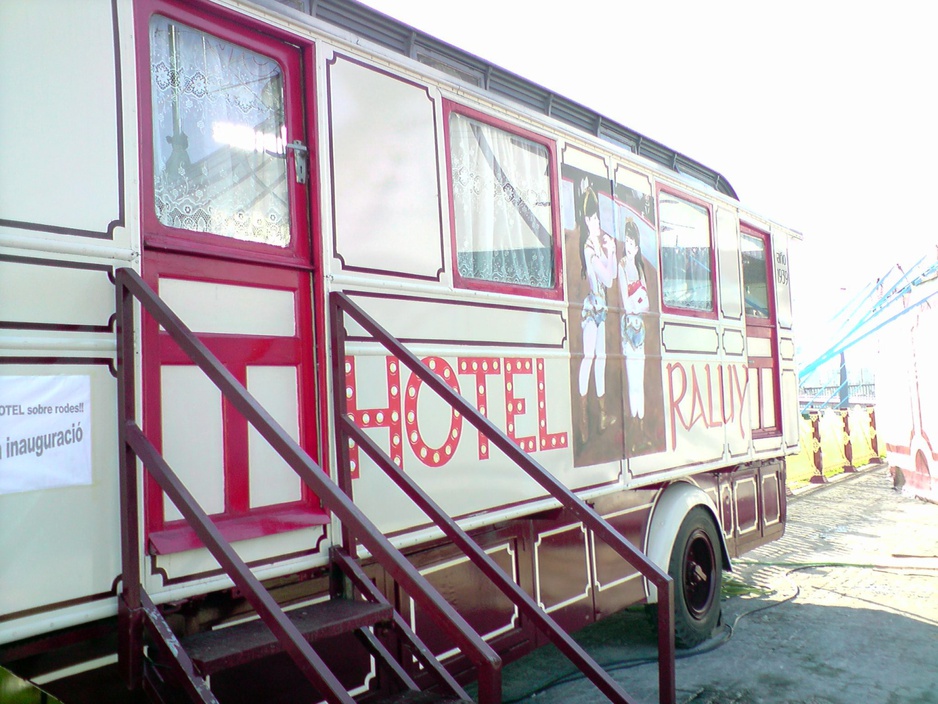 Hotel Raluy wagon entrance