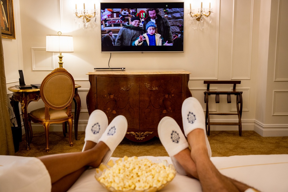 The Plaza Hotel Bedroom - Home Alone 2 On The TV Screen