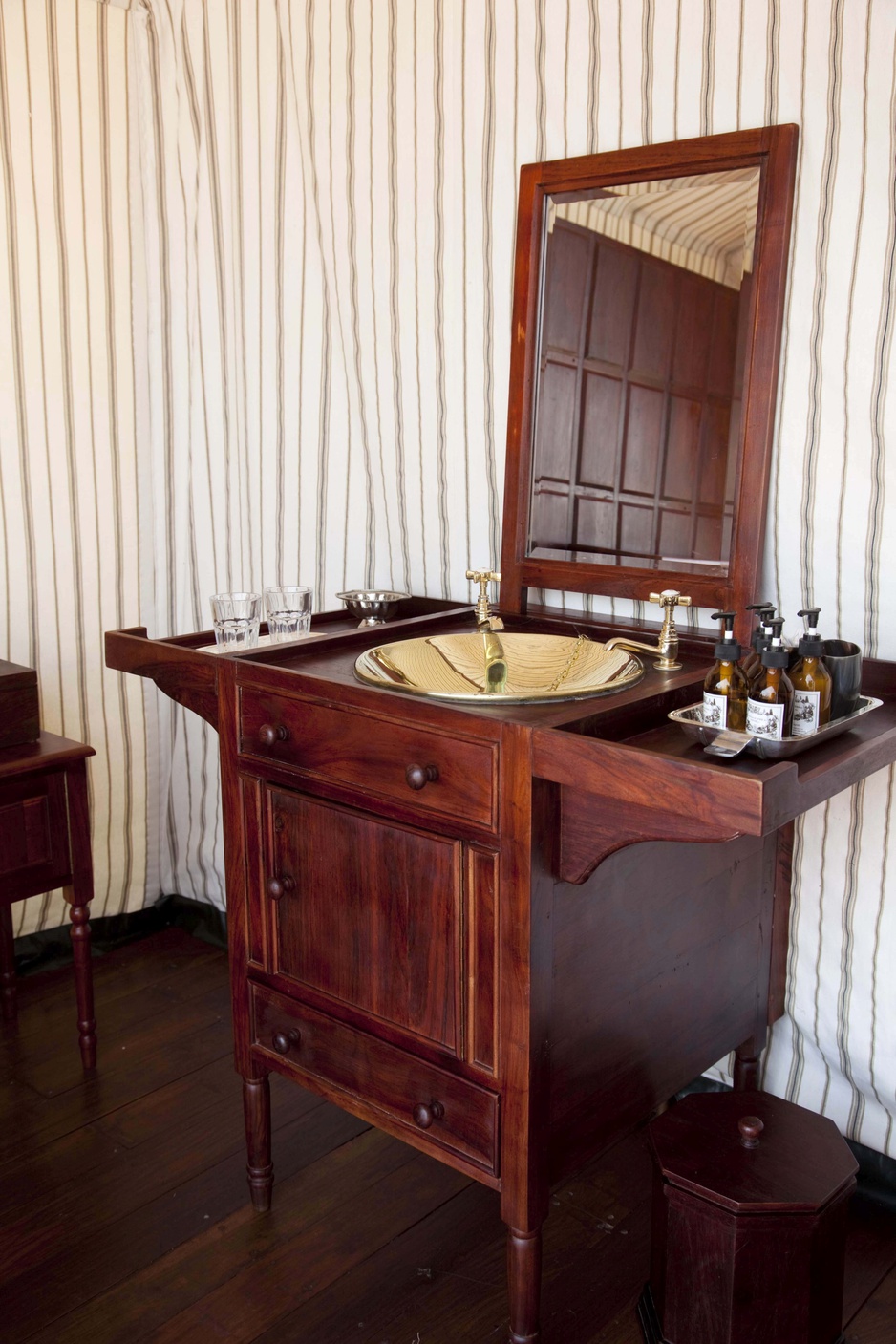 San Camp Victorian-Style Sink