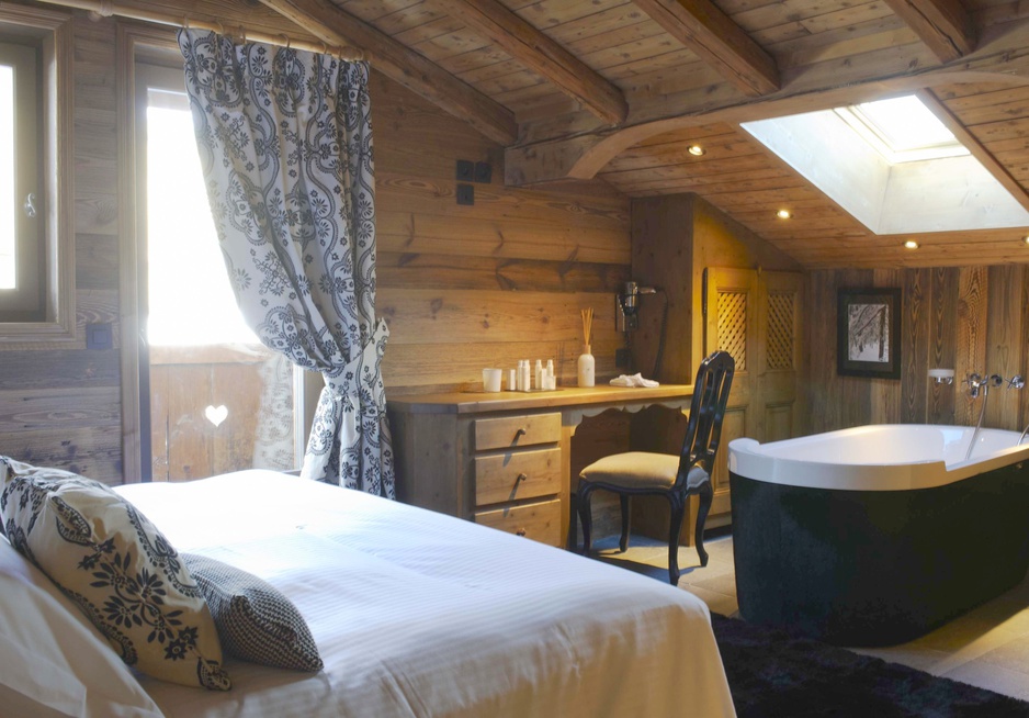 Les Fermes de Marie bedroom with bath tub