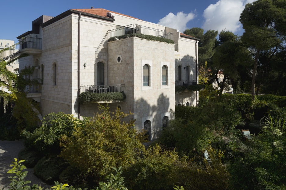 American Colony Hotel building and garden