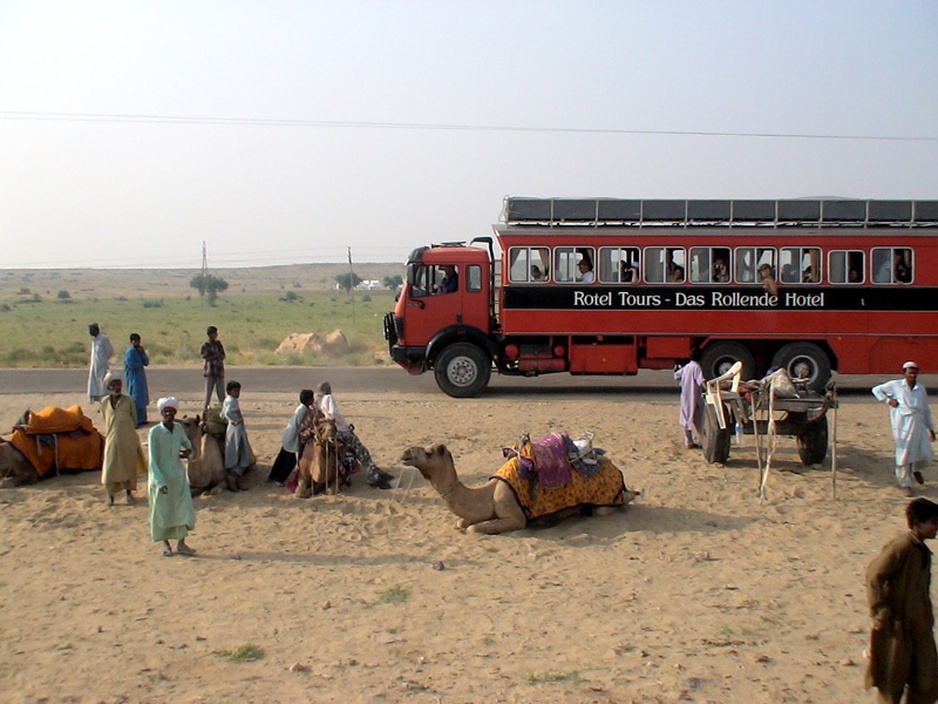 Rotel Tours - Das Rollende Hotel - glance at the locals and their camels