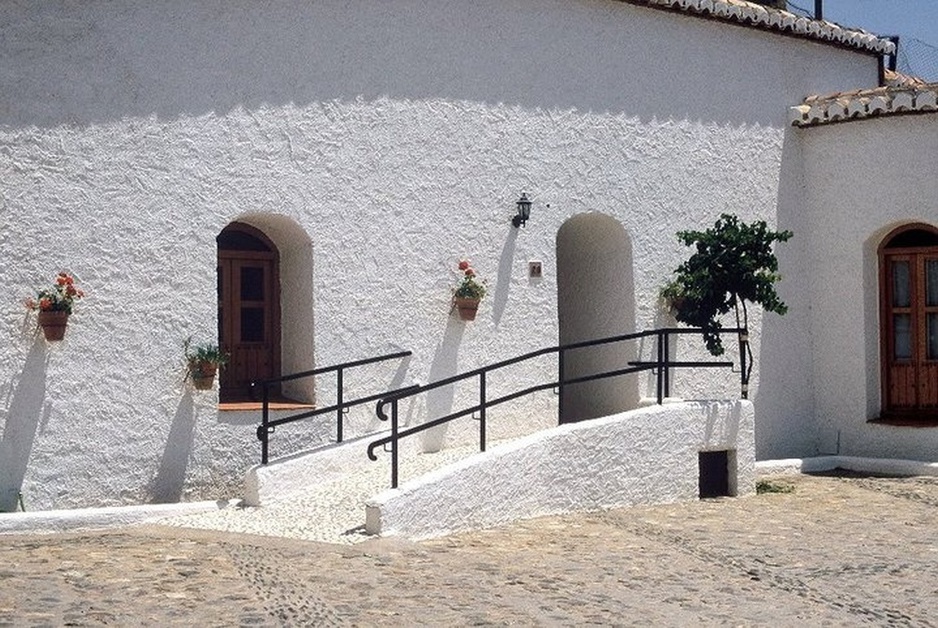 Cuevas Pedro Antonio de Alarcón white facade