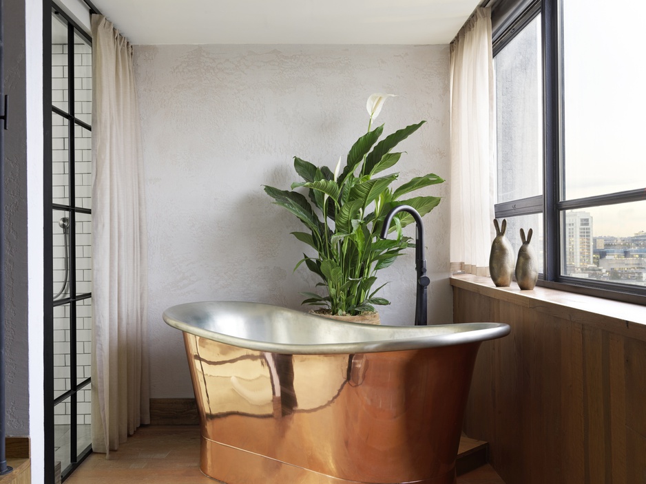 Clubhouse Suite Copper Bathtub