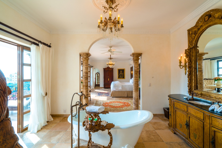 Casa Kimberly Boutique Hotel Velvet Suite Bathroom With Self Standing Bathtub