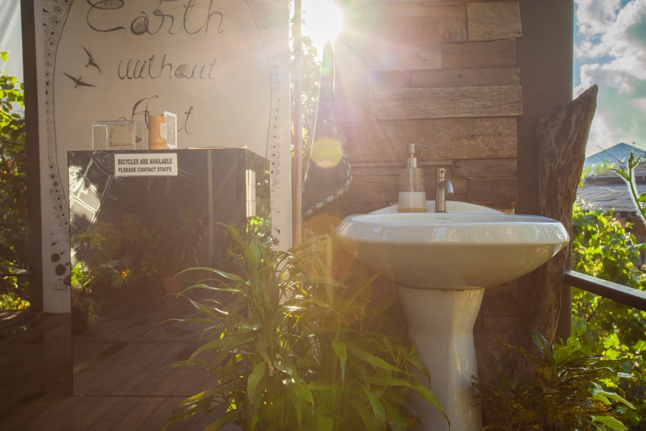 Bangkok Tree House outdoor bathroom