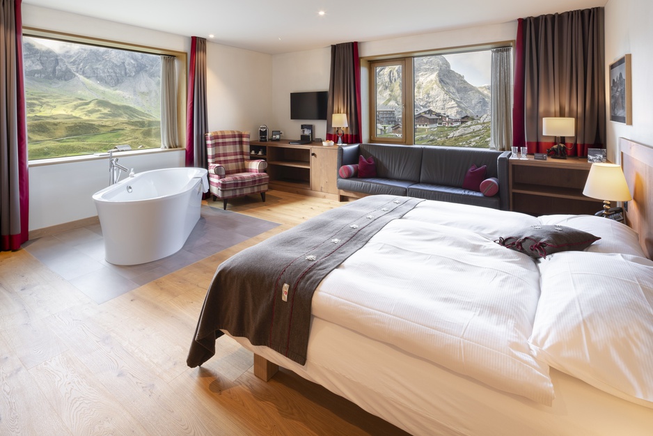 Frutt Family Lodge room with bathtub